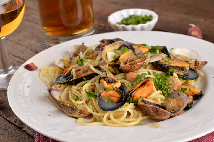 La pasta con melanzane cozze e pecorino per il pranzo estivo