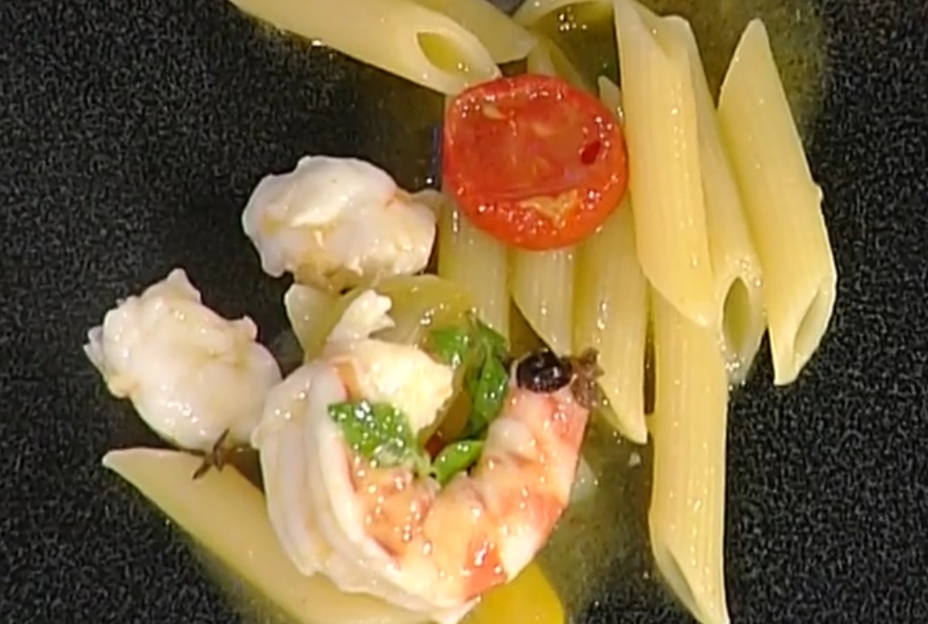 La video ricetta delle penne con pomodori, mazzancolle e finocchio marino dalla Prova del Cuoco