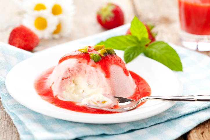 Il semifreddo pistacchio e fragole per il dessert di fine pasto