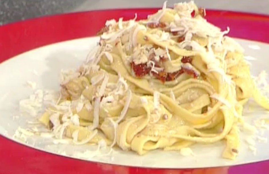 La video ricetta delle tagliatelle con pomodorini secchi e ricotta affumicata dalla Prova del Cuoco