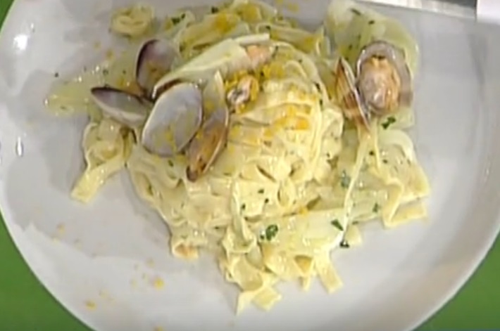 La video ricetta dei tagliolini con vongole e bottarga dalla Prova del Cuoco