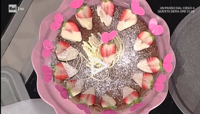 Torta di cioccolato e riso con fragole e cioccolato bianco: la video ricetta della Prova del Cuoco