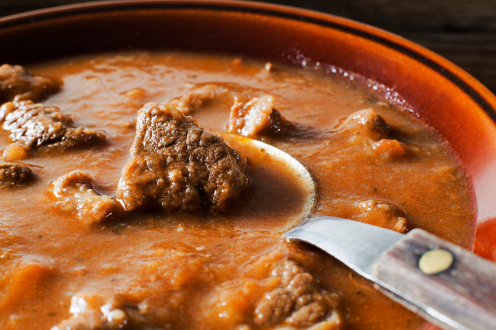 La ricetta dello spezzatino di carne di cavallo per il pranzo della domenica