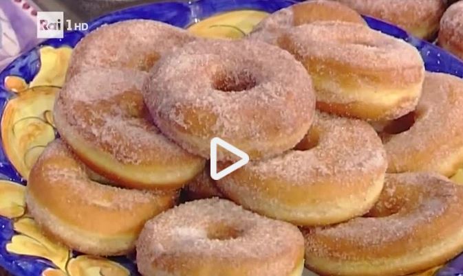 La video ricetta delle ciambelle dolci di patate profumate alla cannella della Prova del Cuoco