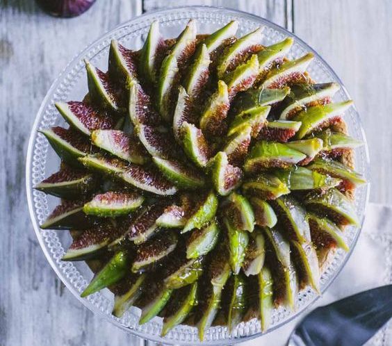 La crostata ai fichi freschi e ricotta per il dessert di fine pasto