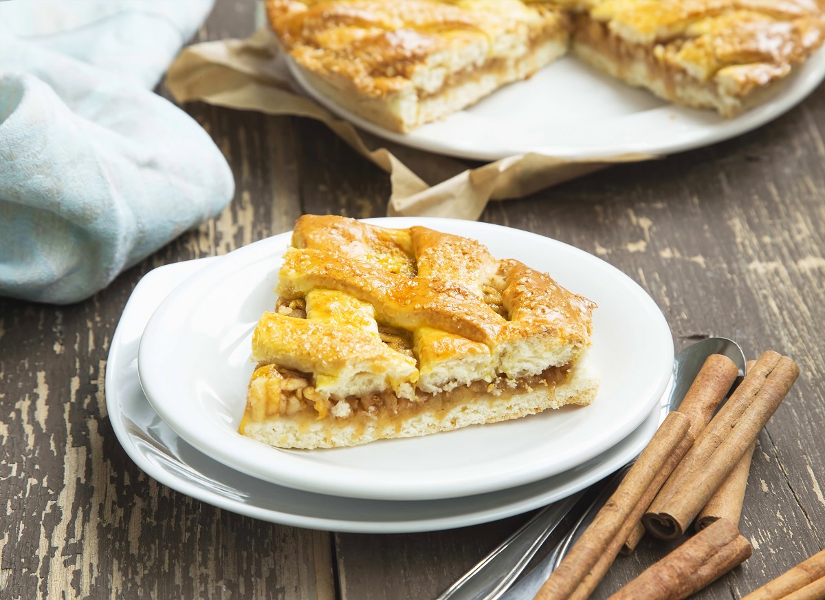 La crostata con pesche e amaretti con la ricetta facile e sfiziosa