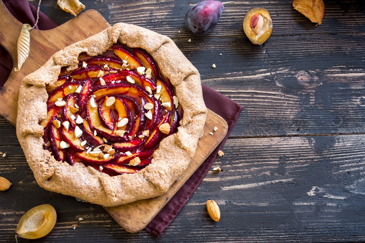 La crostata di prugne e mandorle, la ricetta per merende golose