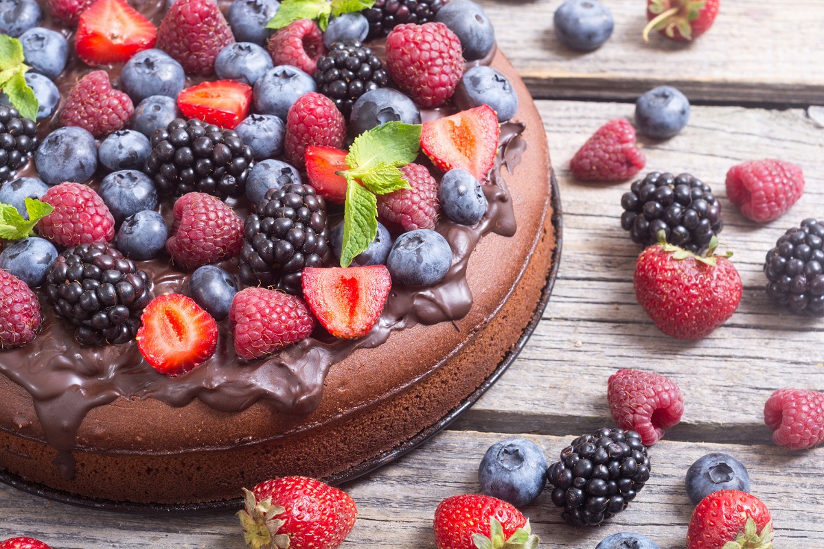 Dolci Festa dei nonni: la torta con cioccolato e frutti rossi