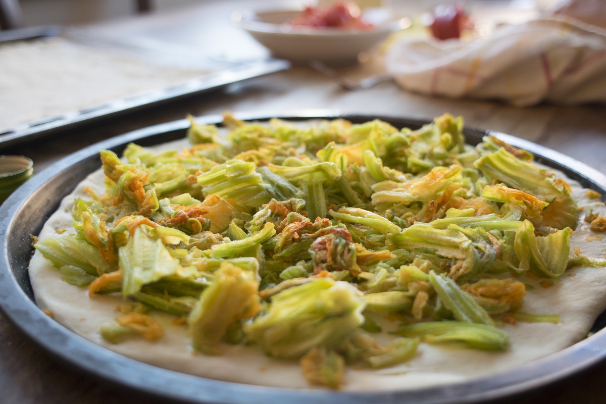 La focaccia con fiori di zucca e mozzarella con la ricetta facile