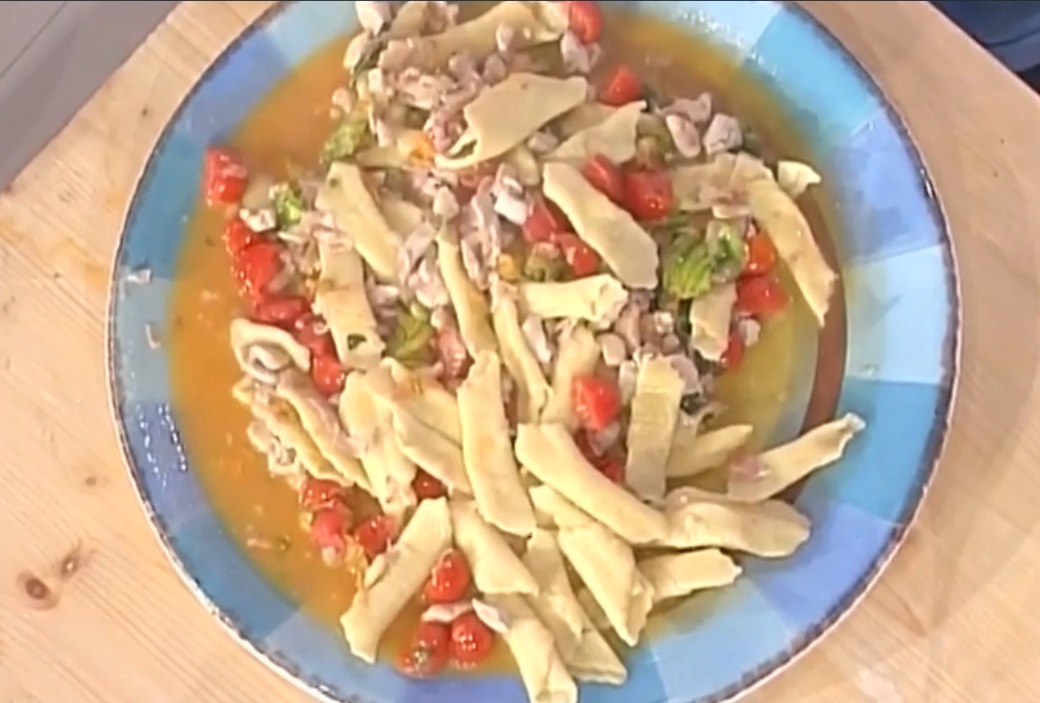 Garganelli con fiori di zucchina e dadolata di faraona al bacon: la video ricetta della Prova del Cuoco