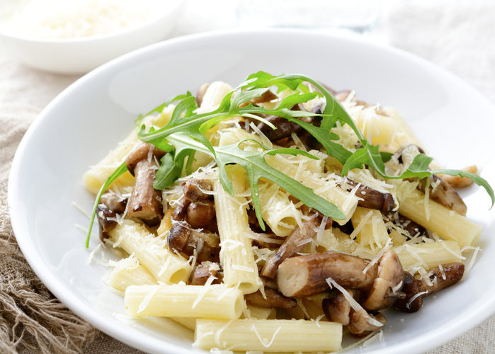 La pasta con rucola e funghi per un primo vegetariano