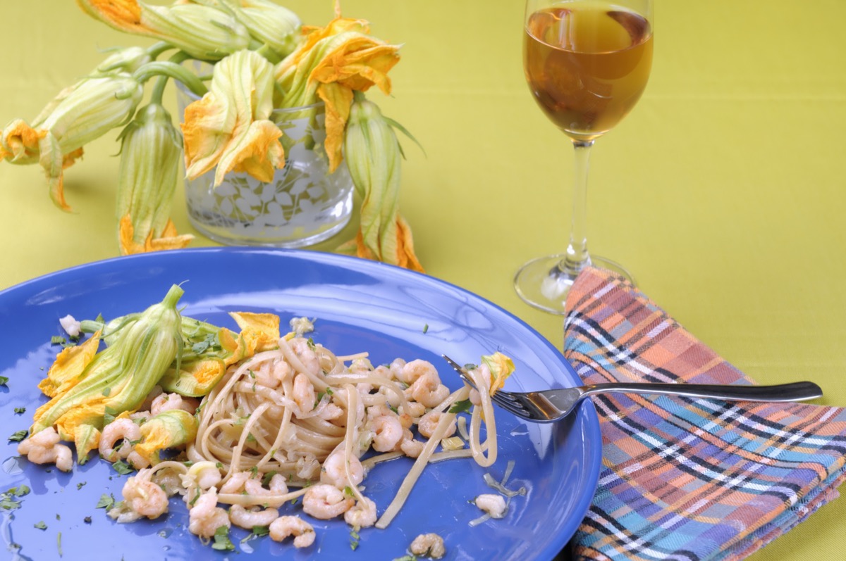 La pasta ai fiori di zucca e gamberetti per un primo sfizioso