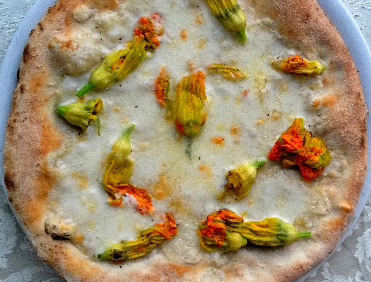 La pizza con fiori di zucca ripieni, una ricetta originale e sfiziosa
