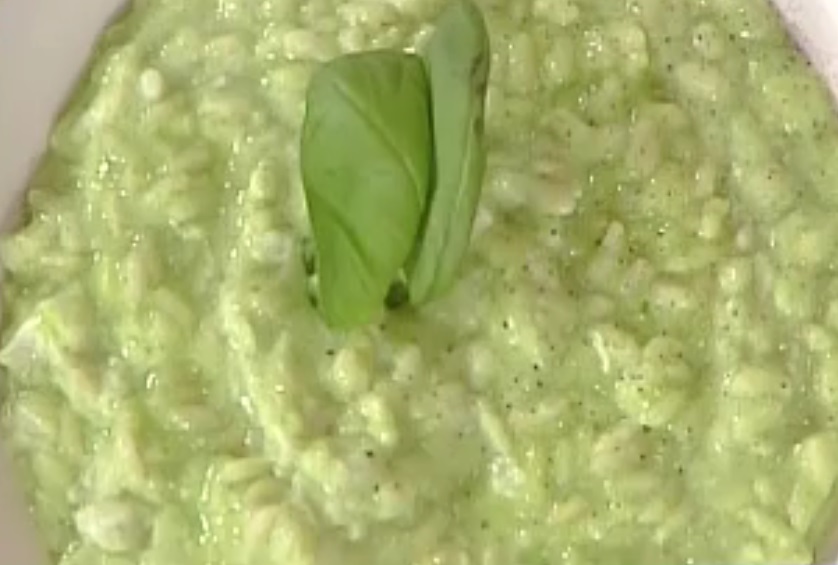 La video ricetta del risotto con crema di zucchine mantecato con la ricotta dalla Prova del Cuoco
