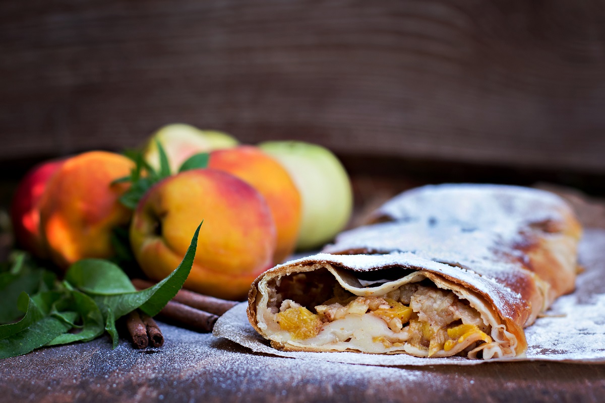 Strudel di pesche e crema, la ricetta golosa per il pranzo della domenica