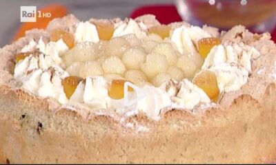 La video ricetta della torta di amaretto morbido con pere e panna della Prova del Cuoco