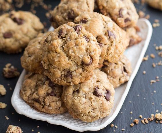 I biscotti con fiocchi d&#8217;avena e gocce di cioccolato con la ricetta golosa