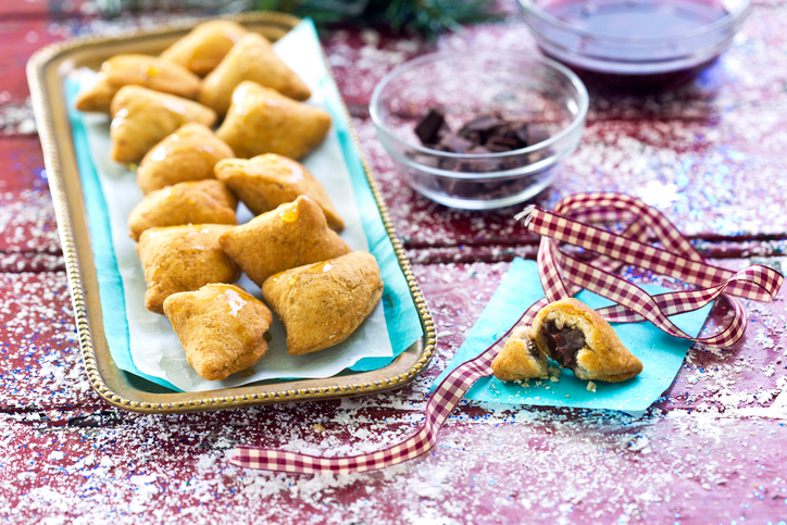 I biscotti di pasta frolla ripieni di Nutella con la ricetta golosa