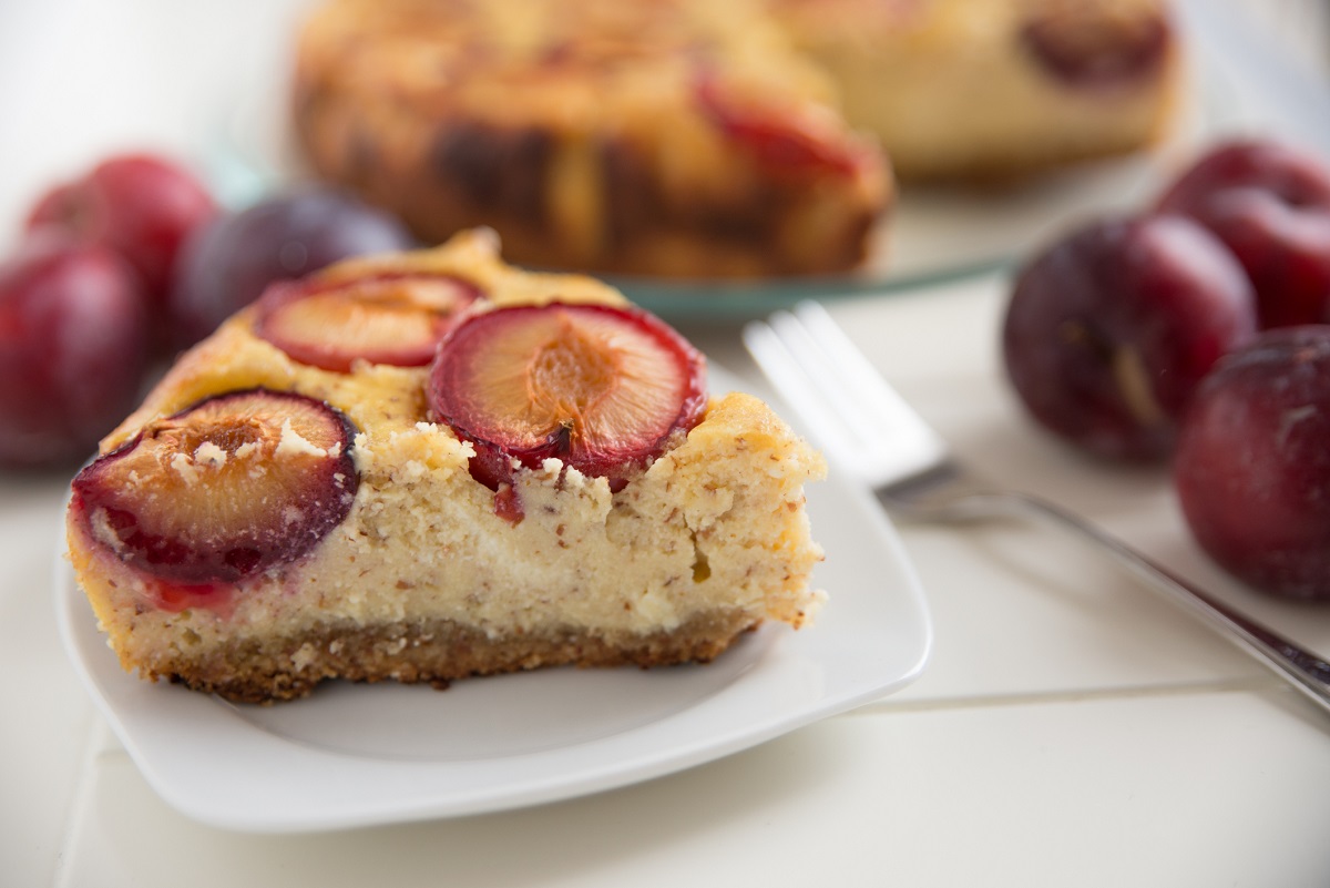 Cheesecake alle prugne, la ricetta per il pranzo della domenica