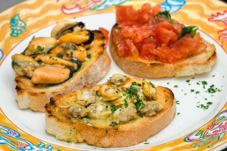 I crostini con le vongole in salsa verde con la ricetta semplice