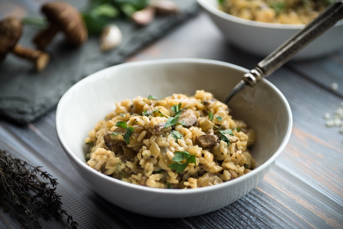 La ricetta del risotto con birra e salsiccia, un primo corposo per le cene invernali