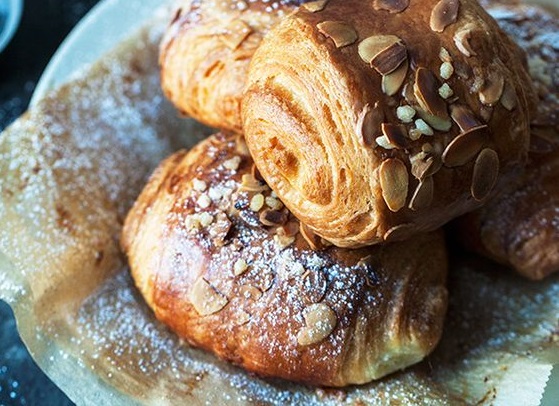 La ricetta dei saccottini con mele, uvetta e cioccolato per la colazione