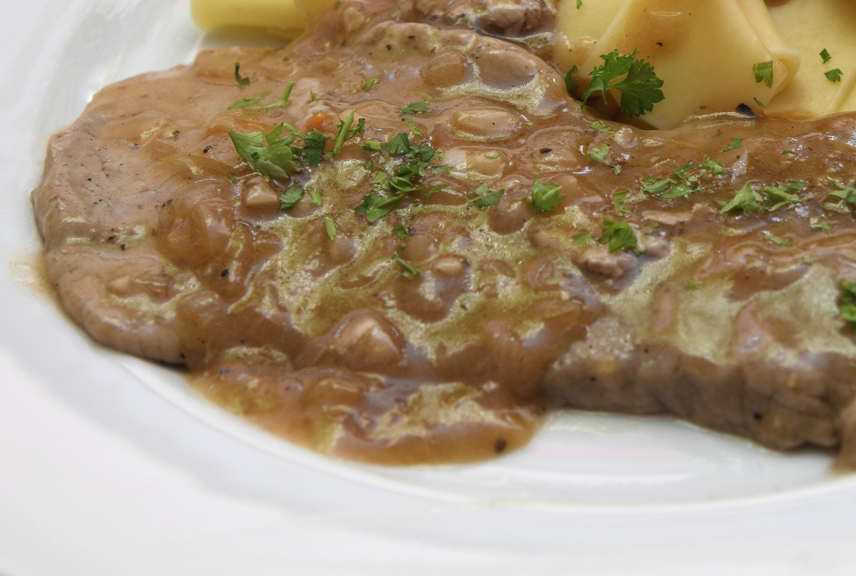 Le scaloppine alla birra e speck con la ricetta facile e sfiziosa