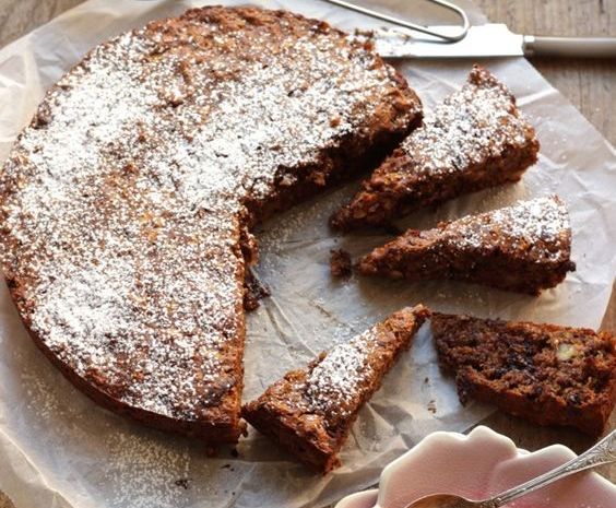 La torta con muesli e cioccolato per una colazione golosa