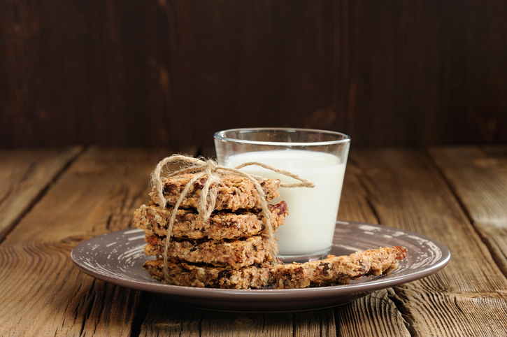 I biscotti con muesli e miele con la ricetta facile