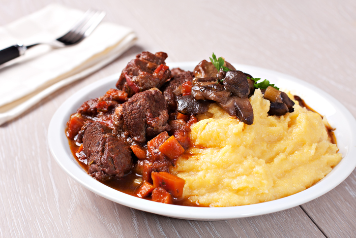 Il goulash con polenta per il pranzo della domenica