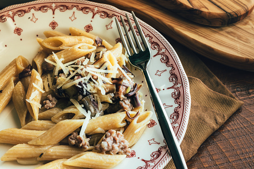 La pasta con radicchio e verza, la ricetta del primo piatto vegetariano