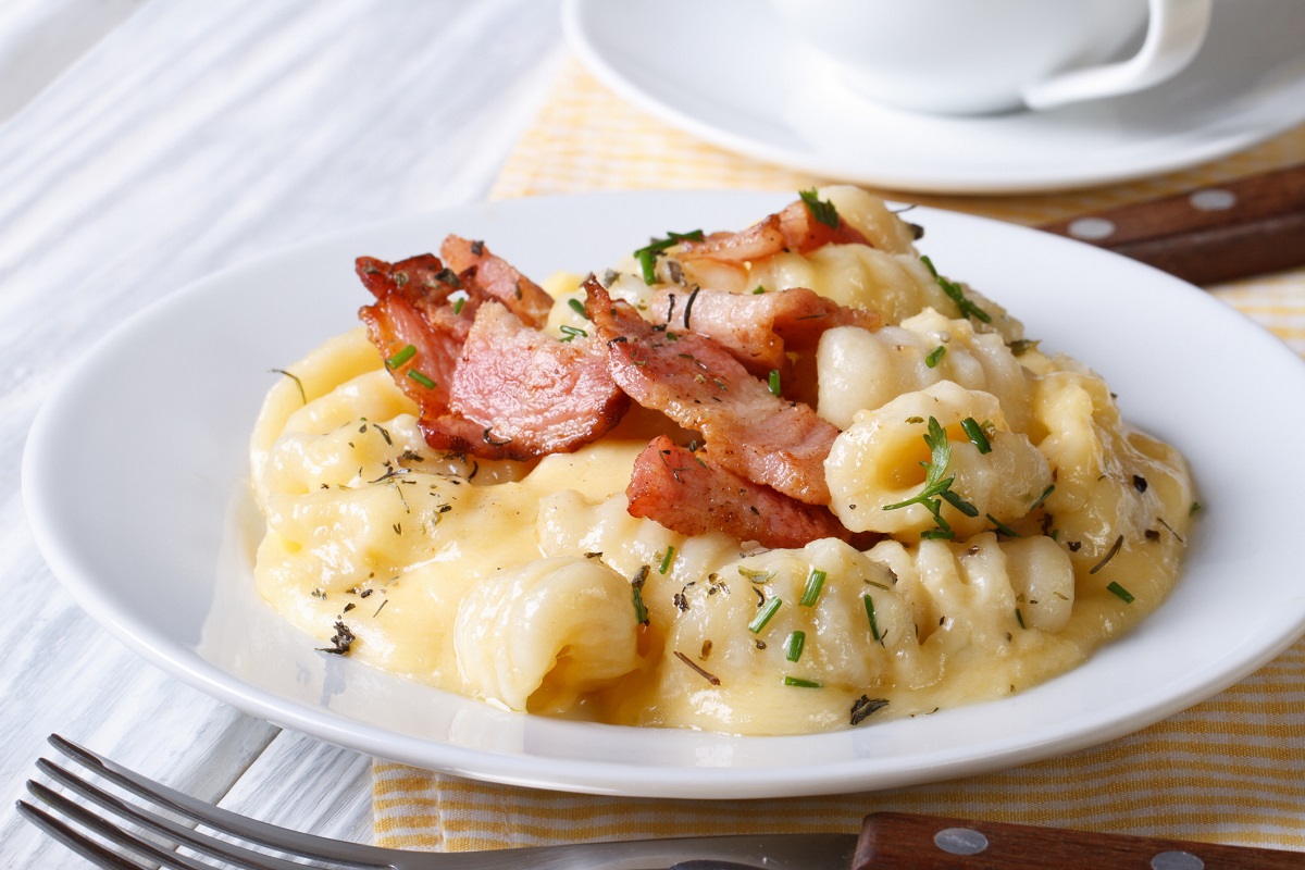 Gli gnocchi con speck e noci, un primo veloce e irresistibile