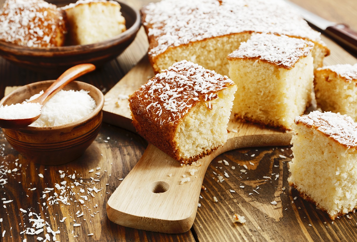 La torta al cocco con lo yogurt per la colazione