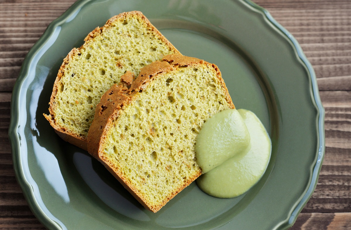 Plumcake al tè matcha e cioccolato bianco, la ricetta per la colazione