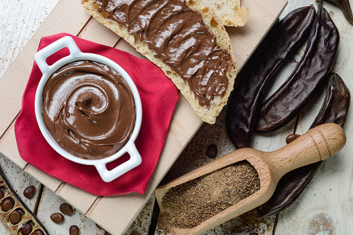 La ricetta della torta con farina di carrube e cioccolato