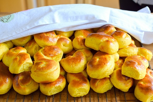 Lussekatter, i dolcetti svedesi di Santa Lucia