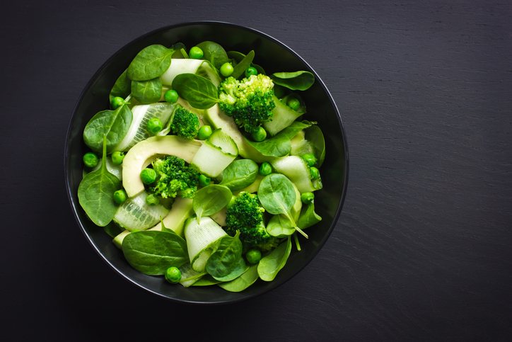 L’insalata di broccoli e avocado con la ricetta vegetariana