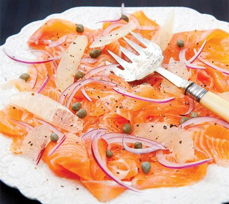 L’insalata natalizia con salmone per l’antipasto festivo