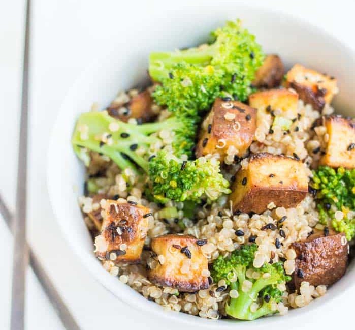 Come preparare l&#8217;insalata depurativa con tofu e quinoa