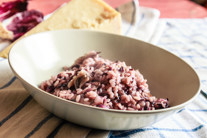 Il risotto con radicchio e noci con la ricetta facile