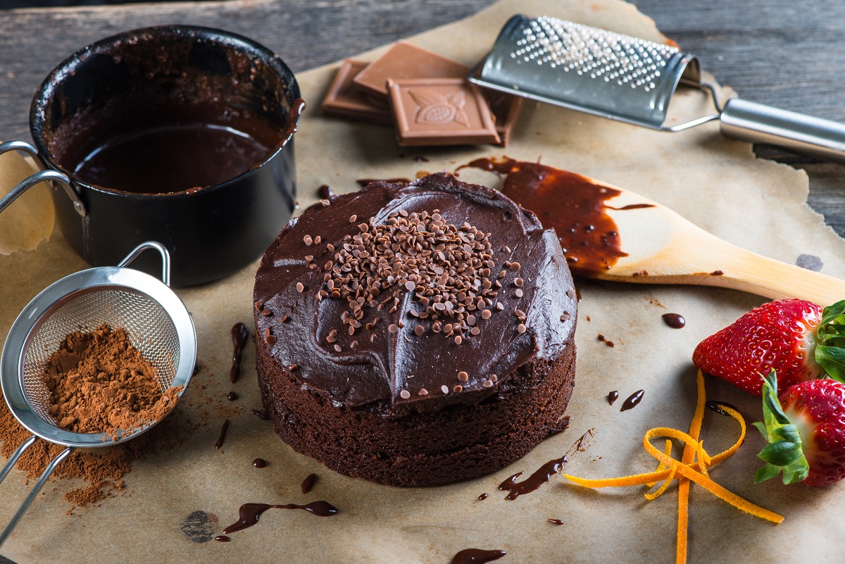 La ricetta della torta con yogurt e cioccolato fondente per la colazione