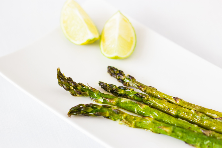 Asparagi al forno al limone, il contorno sfizioso