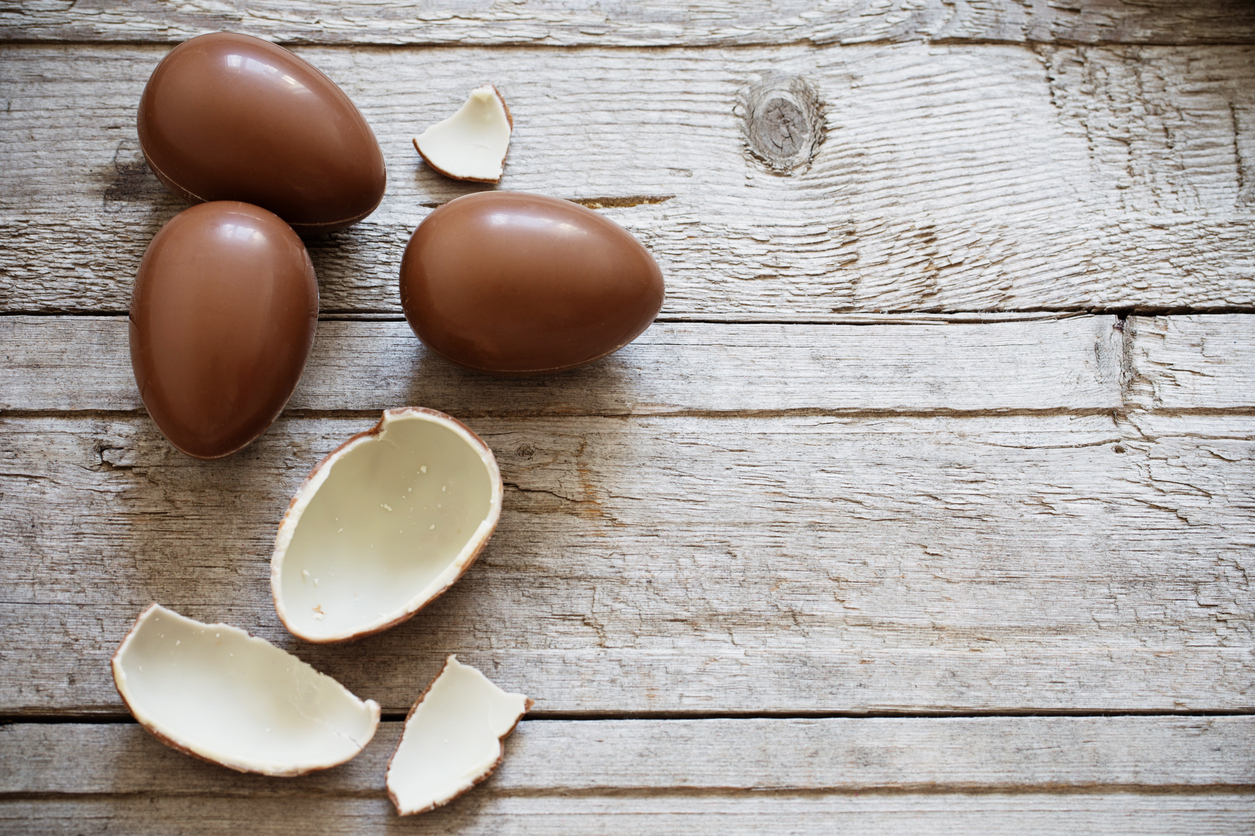 Come fare in casa l&#8217;uovo di Pasqua al doppio cioccolato