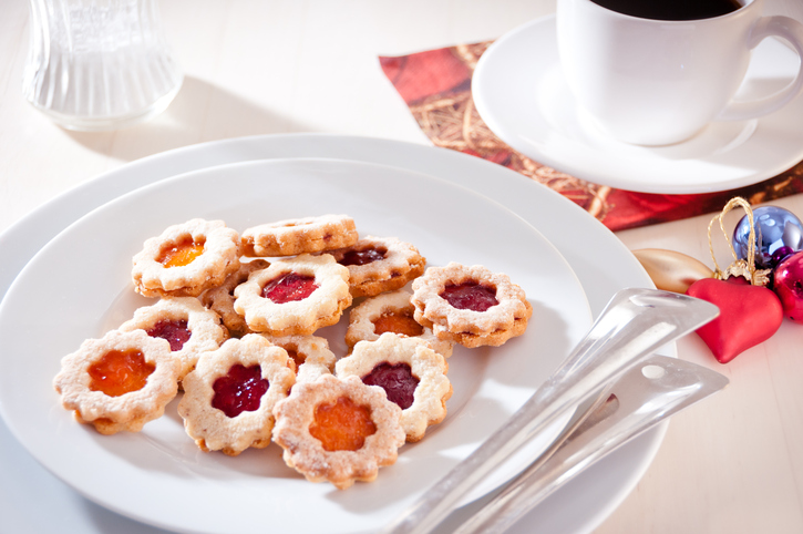 I biscotti a fiore con marmellata per la Festa della mamma