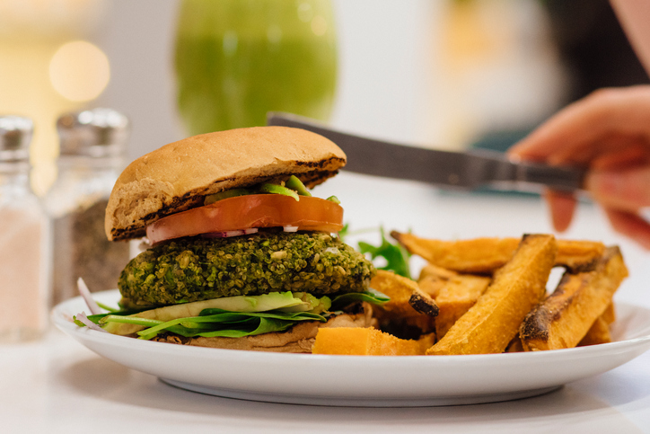 Burger di verdure fatti in casa, la ricetta facile