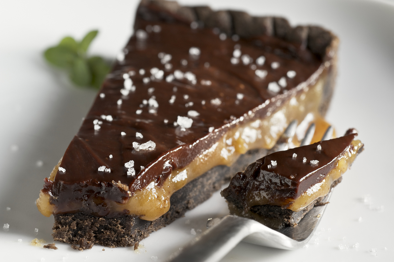 La ricetta della crostata con cioccolato e caramello salato