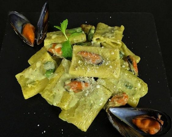 Paccheri con fave cozze e pecorino, la ricetta sfiziosa