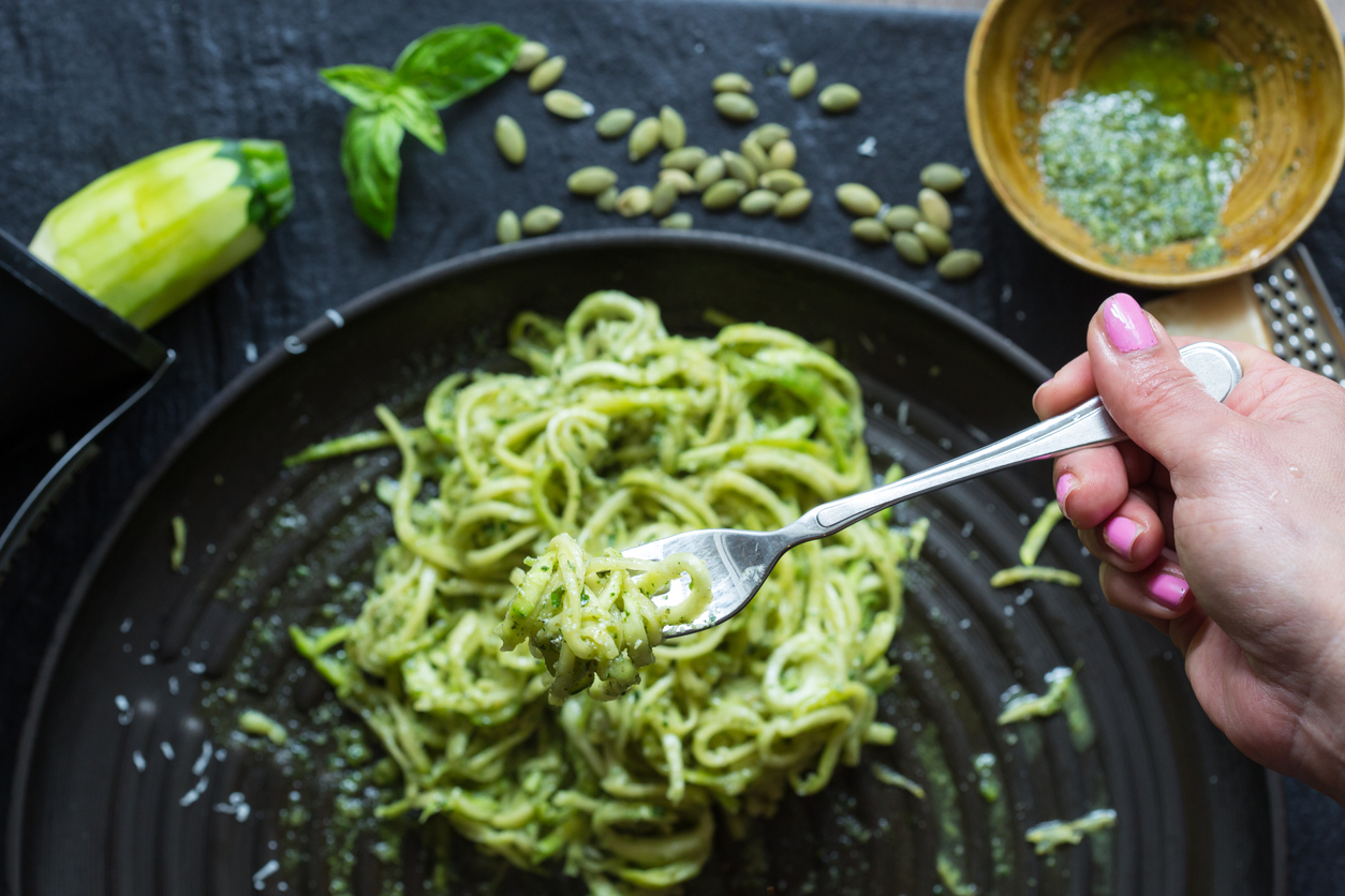 La pasta con pesto di menta e zucchine con la ricetta facile