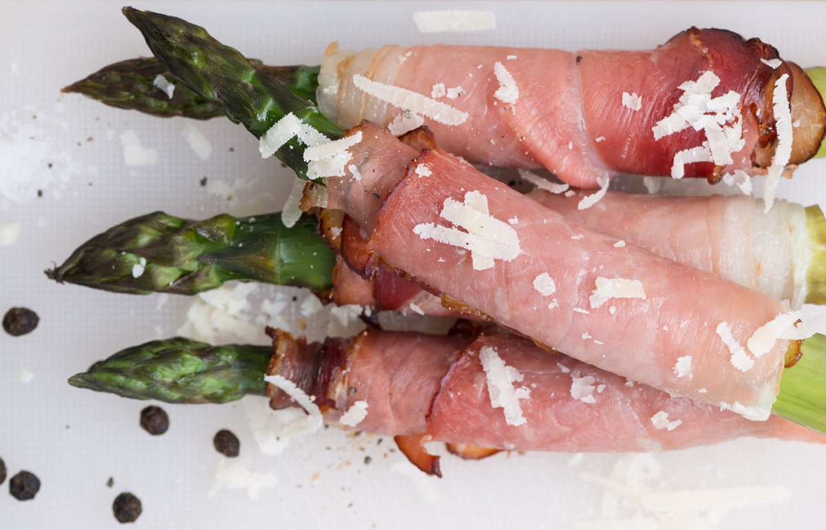 Gli asparagi al forno con prosciutto e mozzarella, l&#8217;antipasto facile per il pranzo della domenica