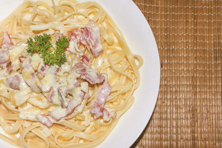 La pasta alla carbonara con prosciutto cotto